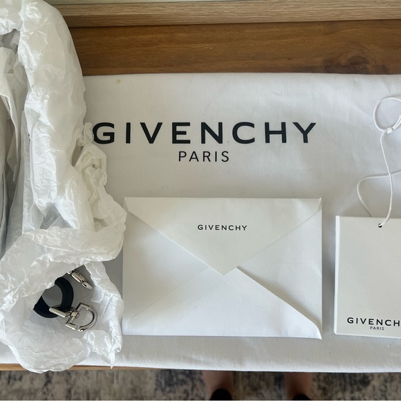 Givenchy Mini Antigona Bag in grained leather - Picture 14 of 16